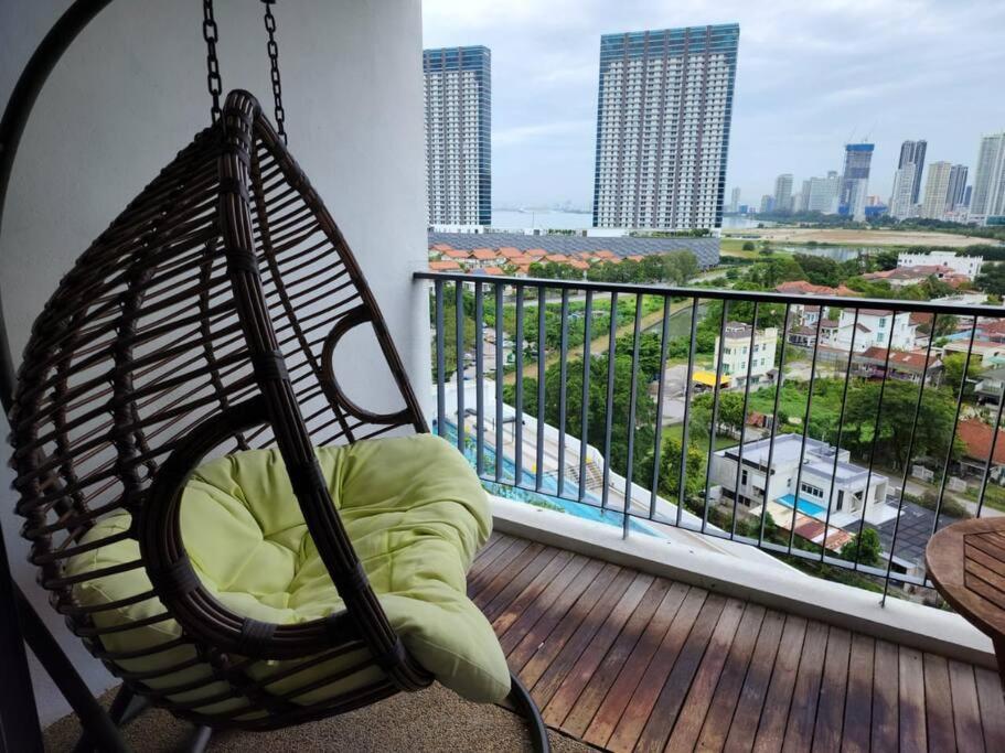 Deluxe Seaview Suite Twin Bed By The Only Bnb Tanjung Tokong Exterior photo